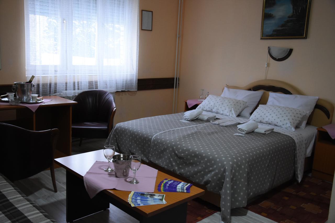 Hotel Duga โนวีซาด ภายนอก รูปภาพ